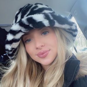 Furry zebra bucket hat